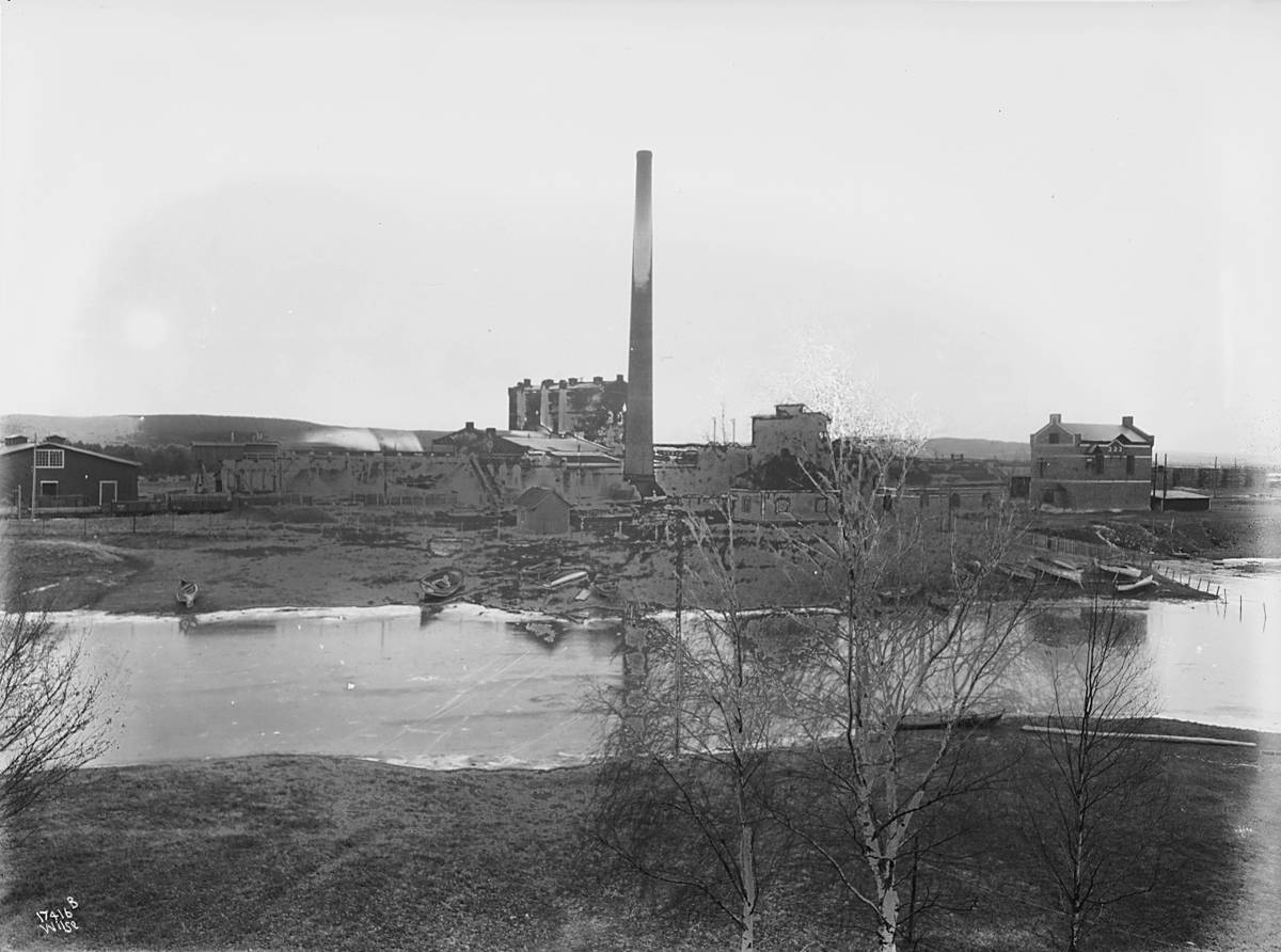 Fabrikkområde langs elv, Lillestrøm cellulosefabrikk. Fotografert 1923.