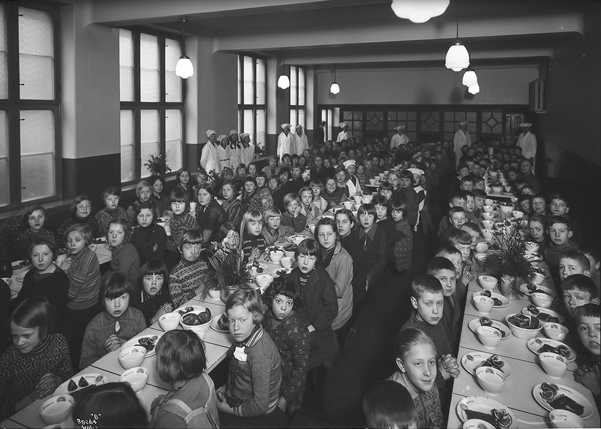 Skolefrokost i kantinen på Herslebs skole i Oslo.