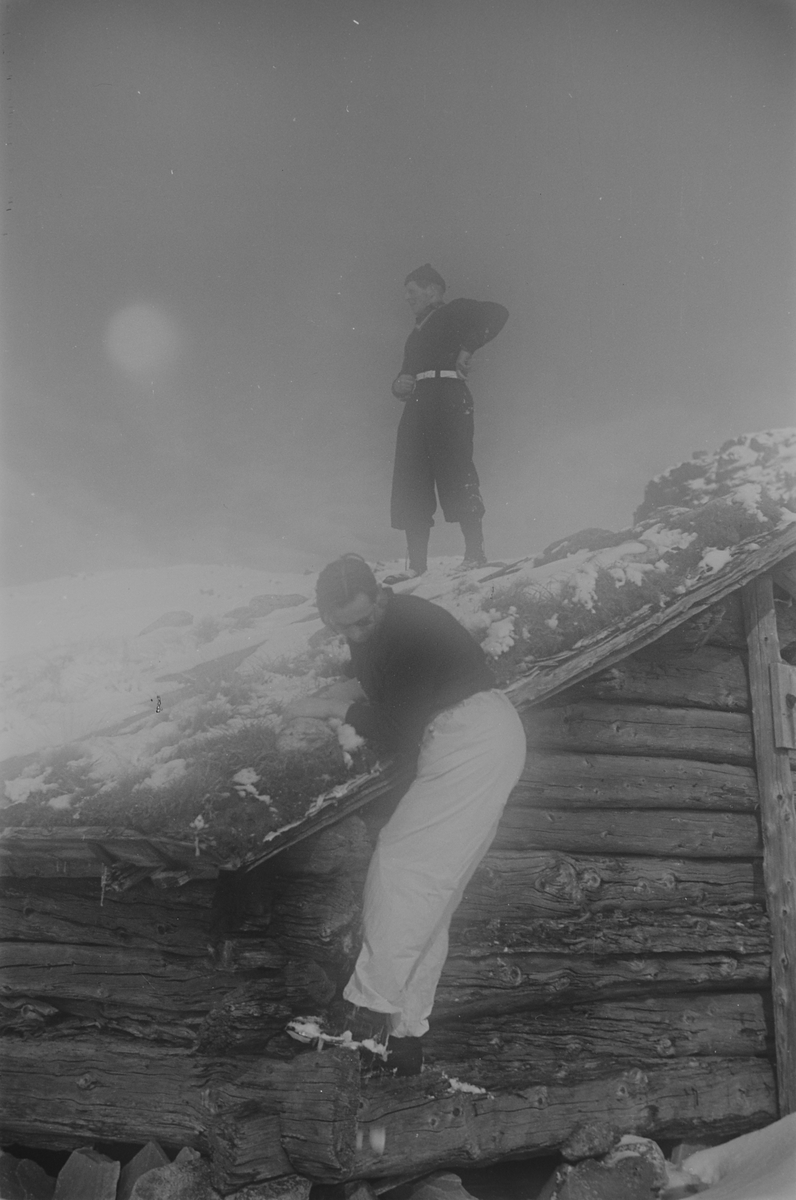 To menn på setertak i påsken. Fotografert 1940.
