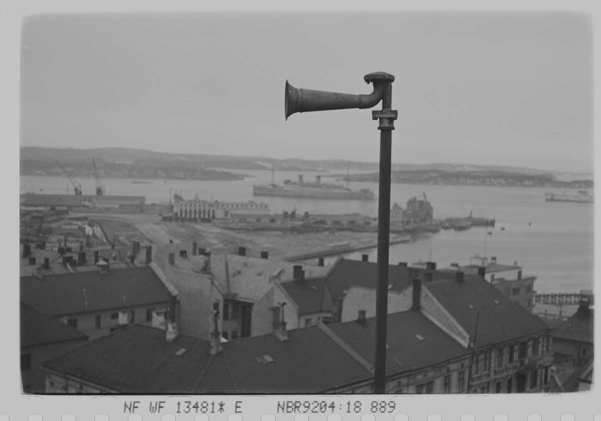 Varselsirene antatt avbildet fra Ruseløkka, utsikt over Oslo Havn og Oslofjorden, Havnelageret i bakgrunnen. Fotografert 1940.