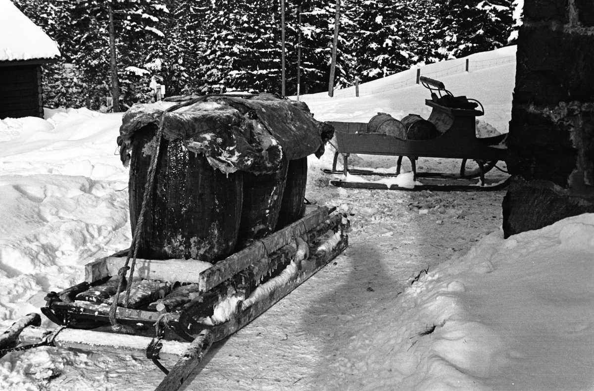 Slede med vanntanker til hotell ved Ringkollen vinterstid, Ringkollen, Ringerike. Fotografert 1941