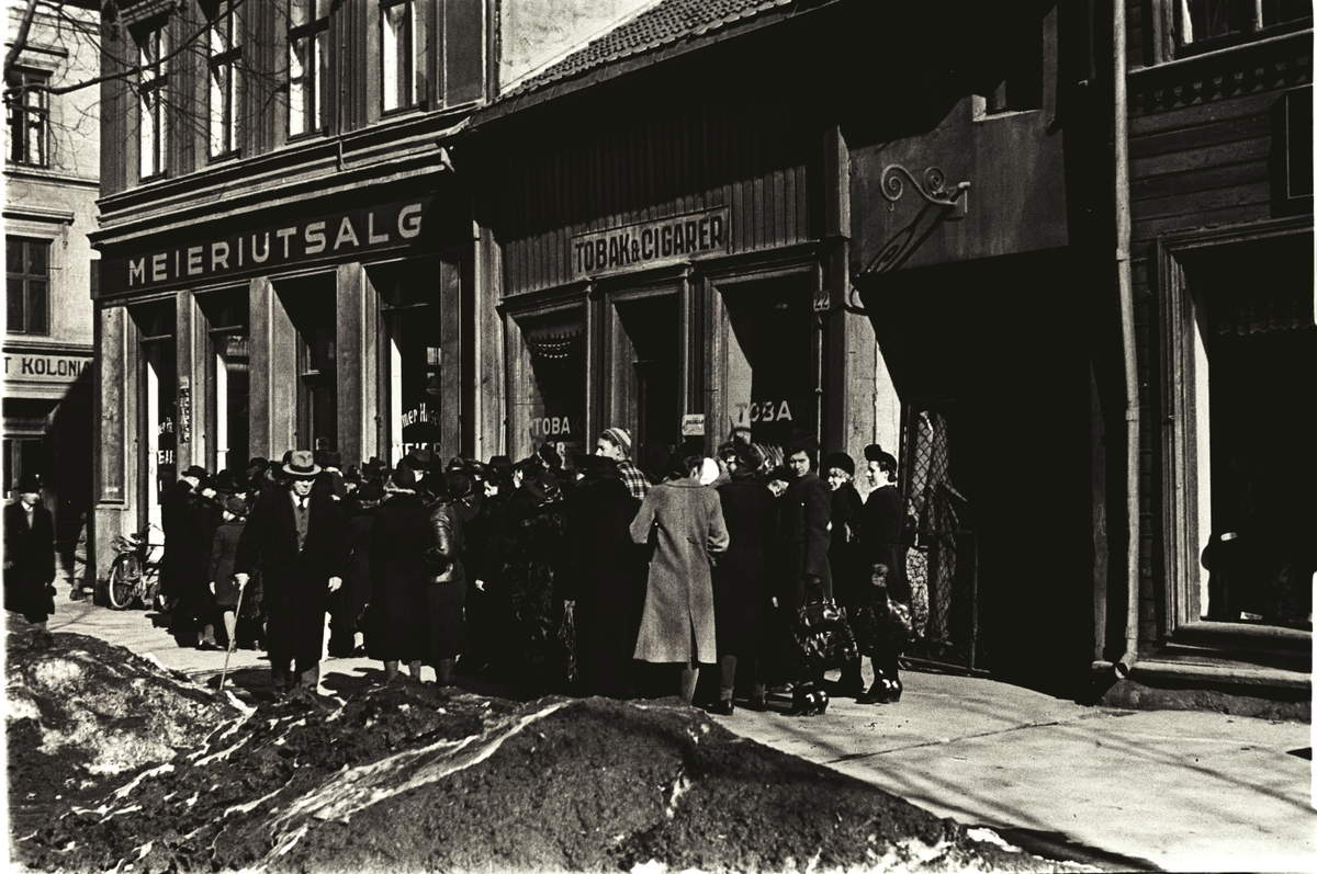 Melkekø i Oslo sentrum. Fotografert 1941.