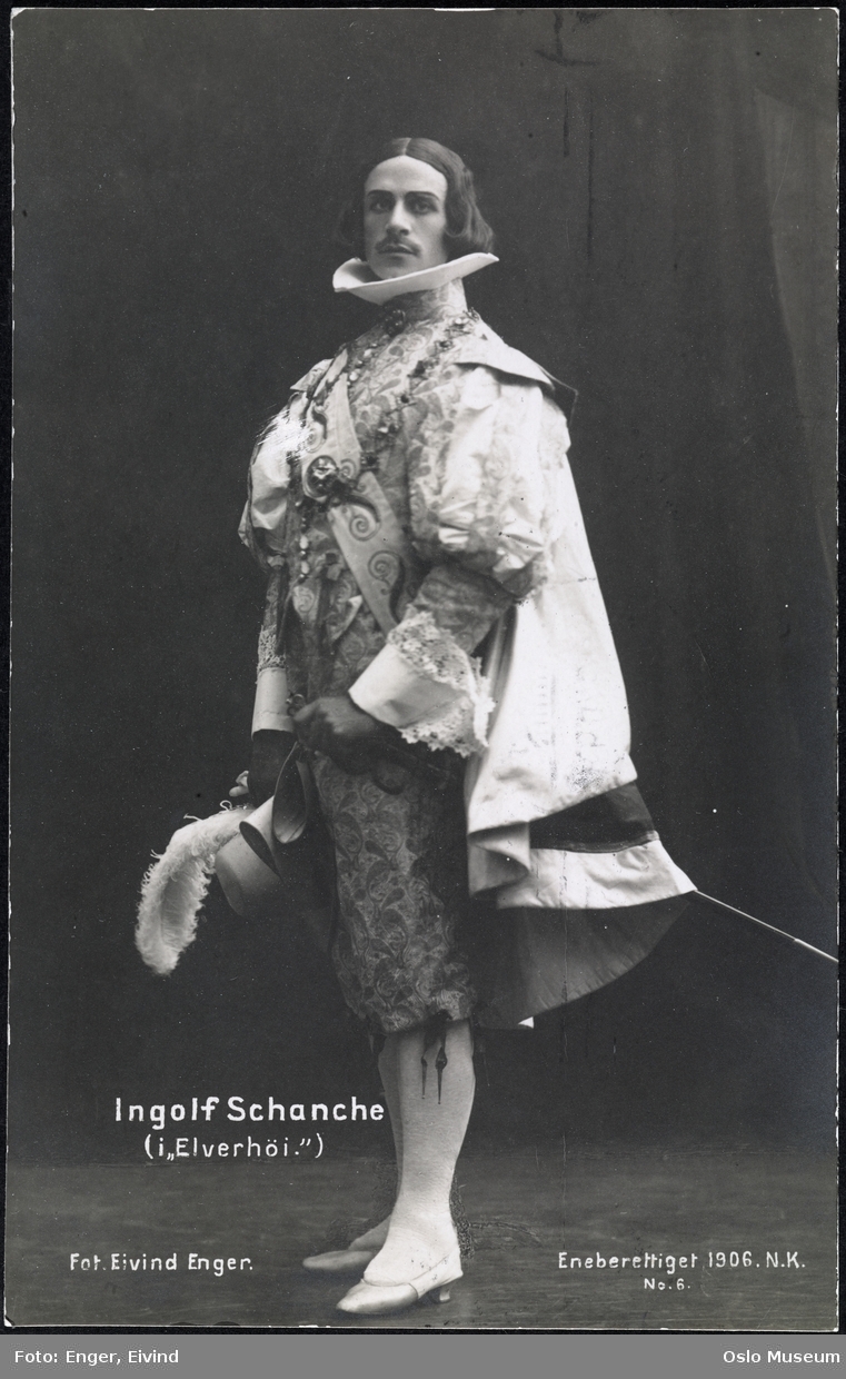portrett, mann, skuespiller, rollebilde, Albert Ebbesen i "Elverhøi" på Nationaltheatret, stående helfigur, kostyme