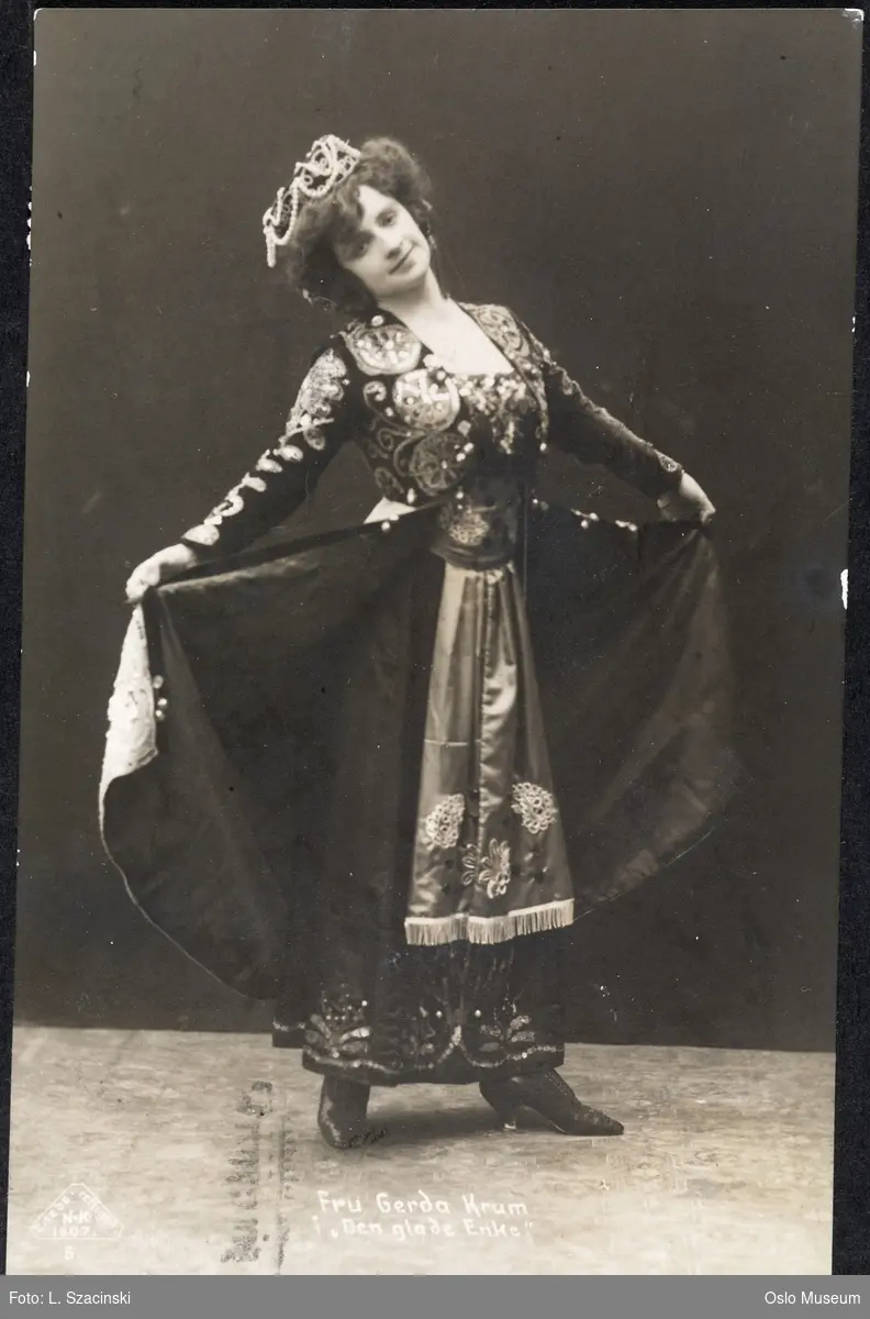 portrett, kvinne, skuespillerinne, rollebilde, Hanna Glawari i "Den glade enke", dansende helfigur, kostyme