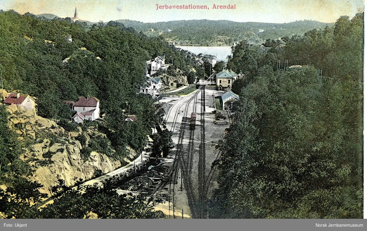 Oversiktsbilde som viser stasjonsområdet på Arendal stasjon
