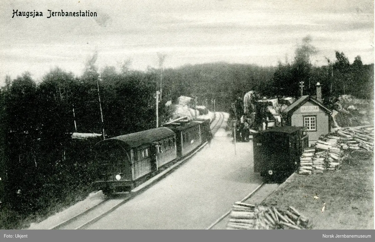 Damplokomotiv med persontog på Haugsjå stoppested på Arendalsbanen. Et par godsvogner på buttsporet