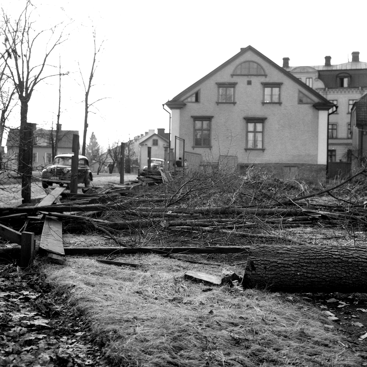 Under maj månad 1953 genomfördes en besvärlig flytt av Domprostgården i Linköping. Skälet var att Storgatan skulle breddas och att man önskade bevara det då omkring 150 år gamla huset. Bilden visar förberedelserna med röjning av ytan för byggnadens planerade placering.