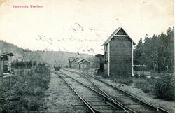 Vennesla stasjon på Setesdalsbanen med vanntårnet i forgrunn