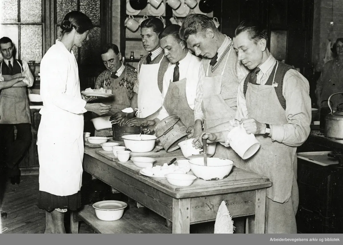 Arbeidermagasinets serie: Fra all verdens arbeidsliv. "Making men good housewives". Hustellundervisning for menn ved Battersea Men's Institute i London. Oktober 1932