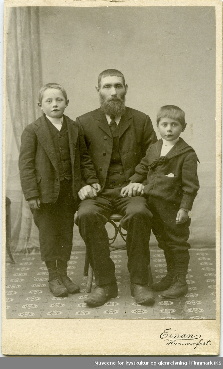 Atelierbilde av Elias Bårdsen med barnebarn Astrup (t.v.) og Magnus Eliassen. Guttene var søskenbarn. Bilde tatt ca. 1908.
