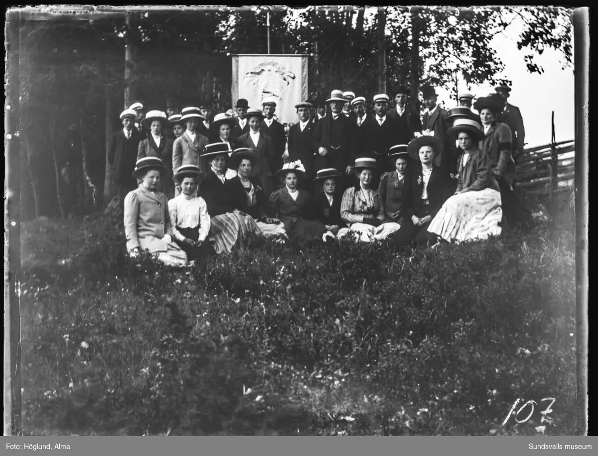 Gruppfoto med män och kvinnor på utflykt med NTO-logen Öckne.