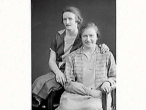 Porträtt av två kvinnor från Hulegården, Augusta och Anni Börjesson, troligen mor och dotter. (3 bilder)