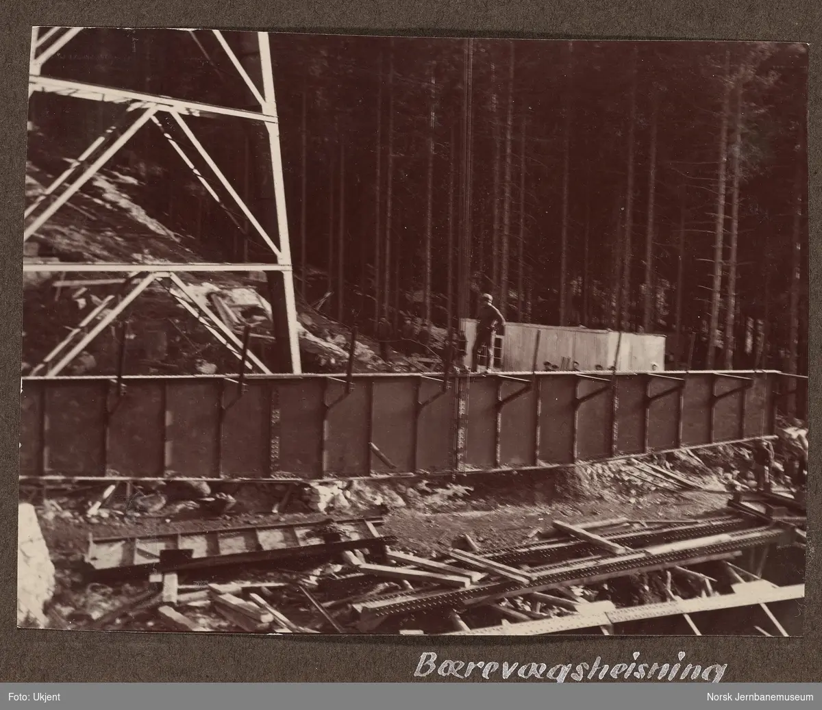 Tjerndalen viadukt på Bratsbergbanen under bygging. Heising av bærevegg