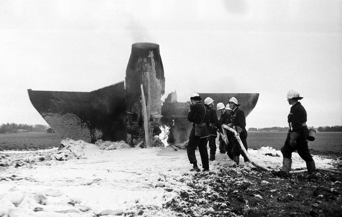 Dramatiska bilder från flyghaveriet i Vårdsberg hösten 1966, där en J 35D Draken gick i marken efter att ett okontrollerat läge uppstått vid landning. Lyckligtvis kunde piloten rädda sig med fallskärm.
