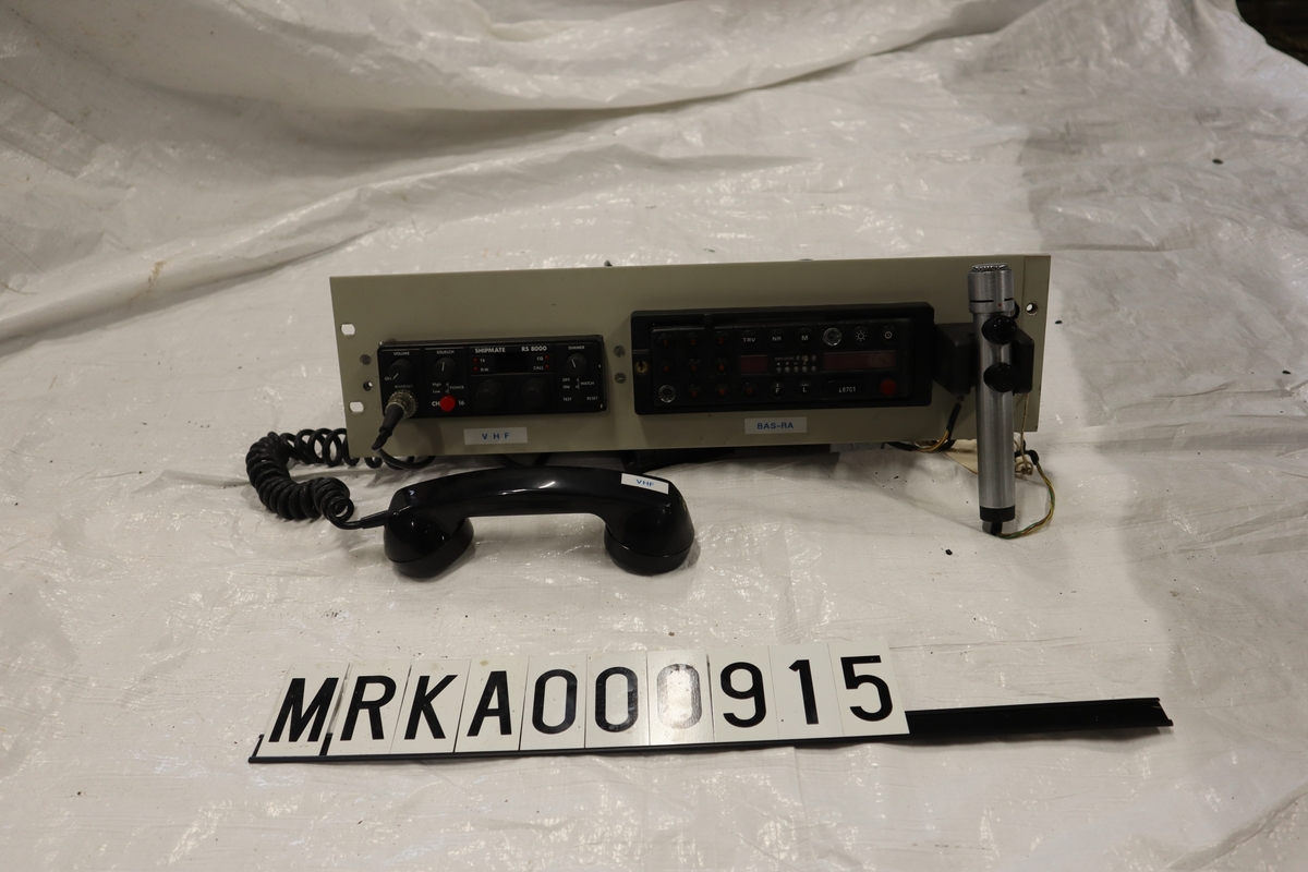 En VHF-radio och en basradio monterade i en konsoll.