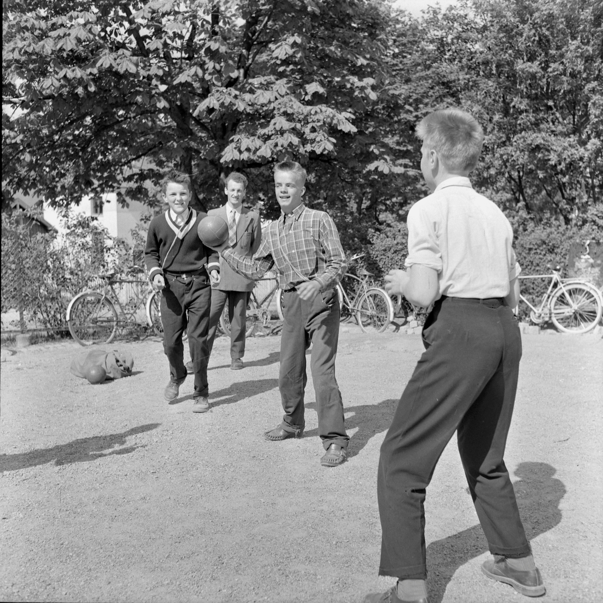 Svensken Sven Olof Thomson instruerer elever ved Sigsaker skole i håndball