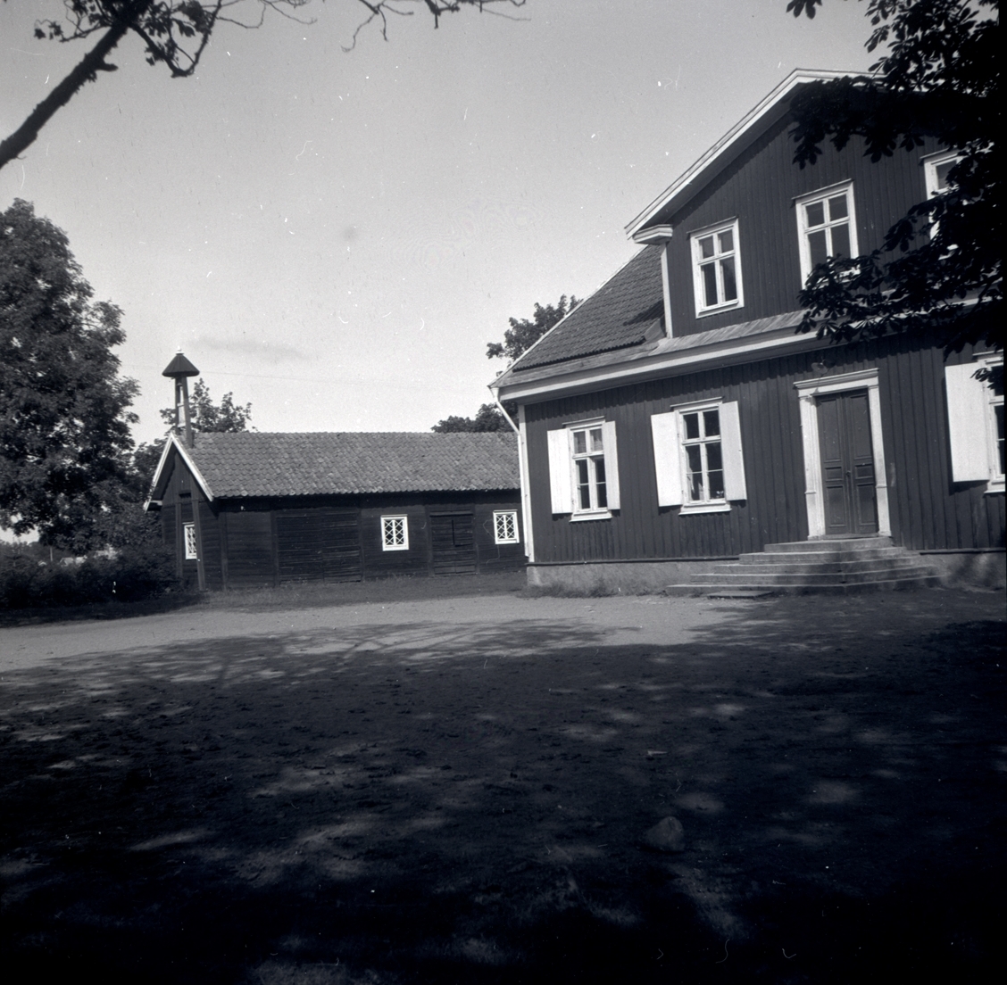 Tingshuset i Rockneby, huvudbyggnaden och bod med klockstapel.