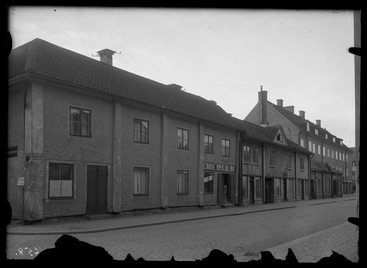 Stora gatan nr 5, 7 och 9, Västerås, sedd från gatan.