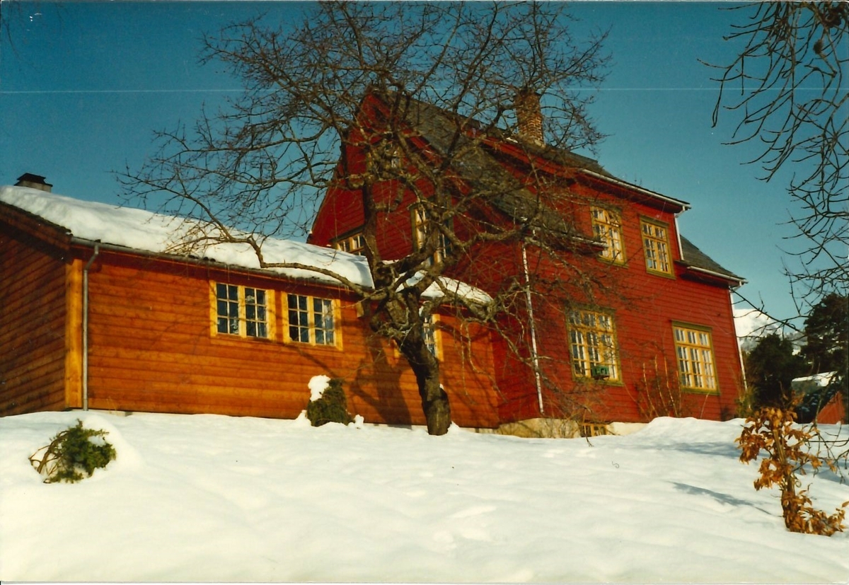 Fotografi av Olav H. Hauge sin heim på Rossvoll i Ulvik herad. Gåve frå Bodil Cappelen 2012. Biletet er i Haugesenterets eige. 