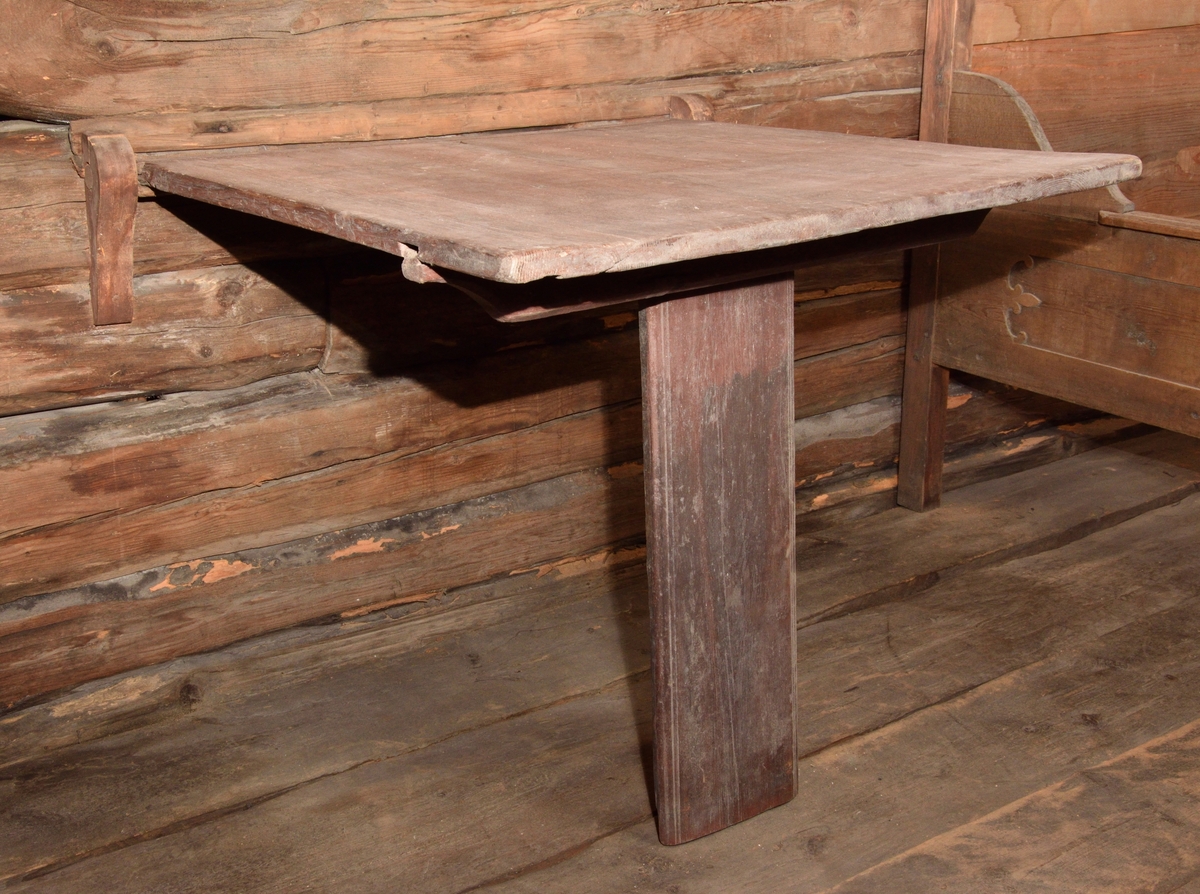 Bord tillverkat i furu, med oval bordsskiva. Bordet vilar på fyra profilerade ben, dekorativt skurna i vågmönster samt förenade med fyra stabiliserande slåar. 