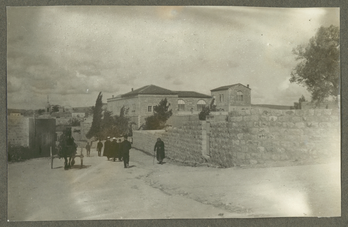 Bilden föreställer några sjömän från Fylgia som promenerar på en gata i Jerusalem.