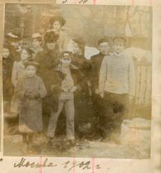 Familien Rostin med slekt eller venner i Moskva 1902. Nr. 2 