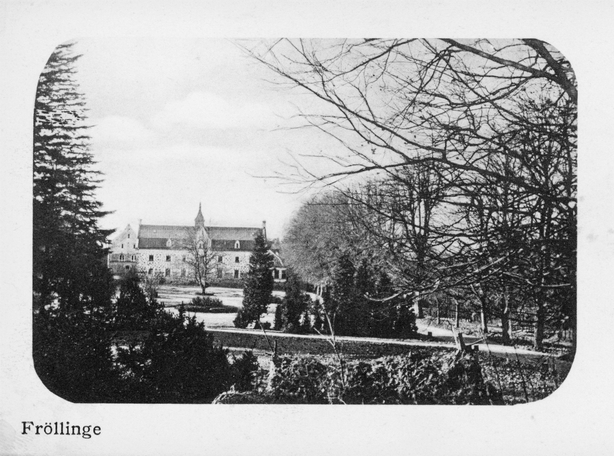 Brevkort, "Fröllinge". Vy över Fröllinge slotts park med corps-de-logiet i bakgrunden. Till höger en allé. Bilden är tagen före 1905 eftersom hela baksidan är avsedd för adressering. (Se även F9188)