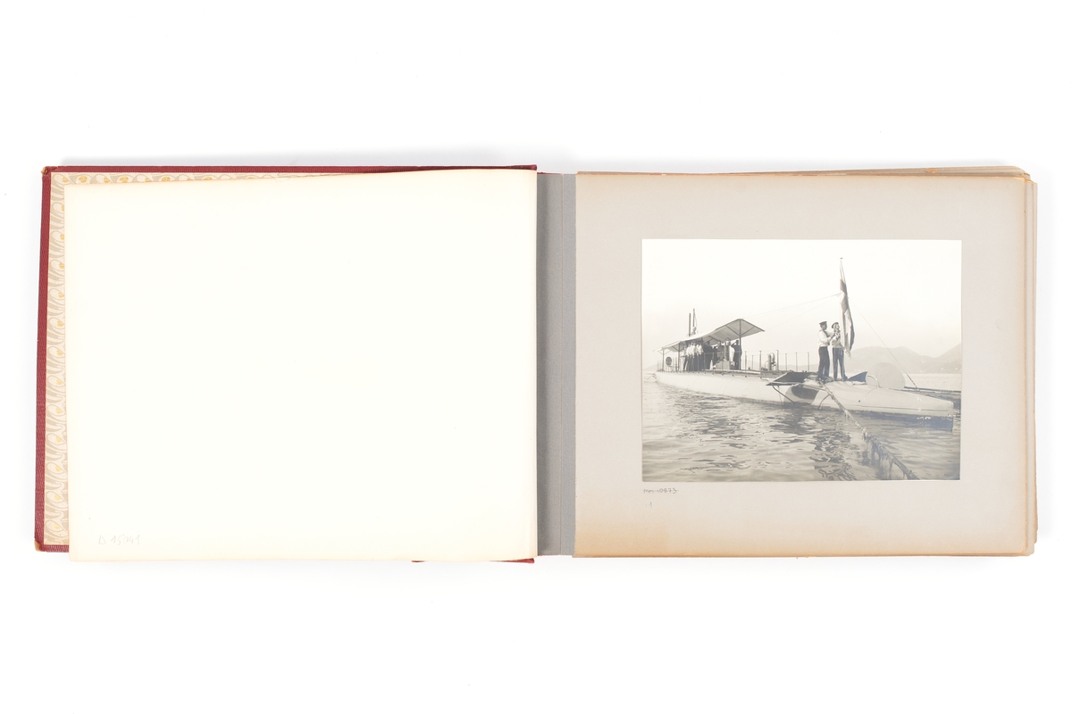 Detta fotoalbum innehåller bilder som dokumenterar hemfärden av Sveriges andra ubåt HVALEN från La Spezia i Italien där den byggdes vid varvet Fiat-San Giorgio. Albumet är inbundet i rött skinn. Titeln "Hvalen" är inpräglat i guldfärg med en krona ovanpå. I slutet av albumet finns ett flertal tidningsartiklar och arkivalier inklistrade som personliga minnen av resan.