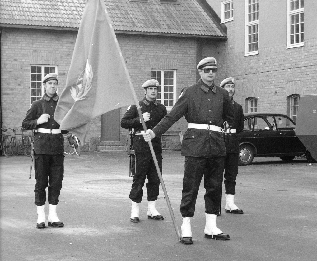 Kaserngården, 1973

FN bataljon 51C inspekteras av arméchefen vid P 10 1973-10-24.

Bild 1 Fanvakt ur FN bataljon 51C ställer upp mellan kasern 4 och 5, fanförare löjtnant Aastrand

Bild 2 Fanvakt ur P 10 på samma plats, fanförare löjtnant Carl-Wilhelm von Eckerman

Bild 3 Båda fanvakterna uppställda framför FN bataljonen