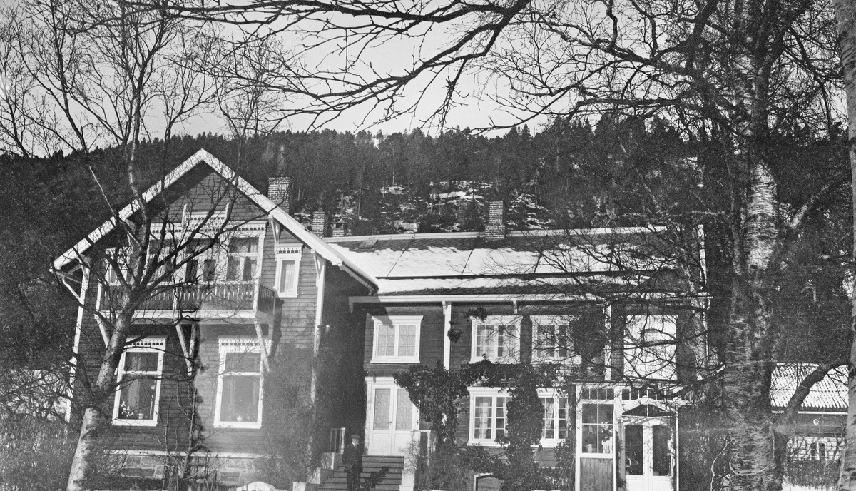 Jacob Gylding Preuthuns hus Glomstuen i Molde.  Preuthun var skogforvalter i Romsdal fra 1896 til 1925.  Huset er en stor, toetasjes villa som ligger i skrånende terreng med et berg med en del barskog i bakgrunnen.  Bygningen har et vinklet grunnplan, med en endefløy som har gavl mot fjorden.  Her er det en altan i 2. etasje.  1. etasje har to innganger, en via ei steintrapp om lag midt på fasaden, en via en glassveranda nær den østre enden av bygningen.  Huset er malt i en mørk farge, men dør- og vindusomramminger, vindskier, hjørnekasser og bærekonstruksjoner i altanen er markert med kvitt.  Helt til høyre i bildet skimtes noe som muligens kan være en sidebygning bak en bjørkestamme.  Et nærbilde av bygningen finnes på DSS 1895