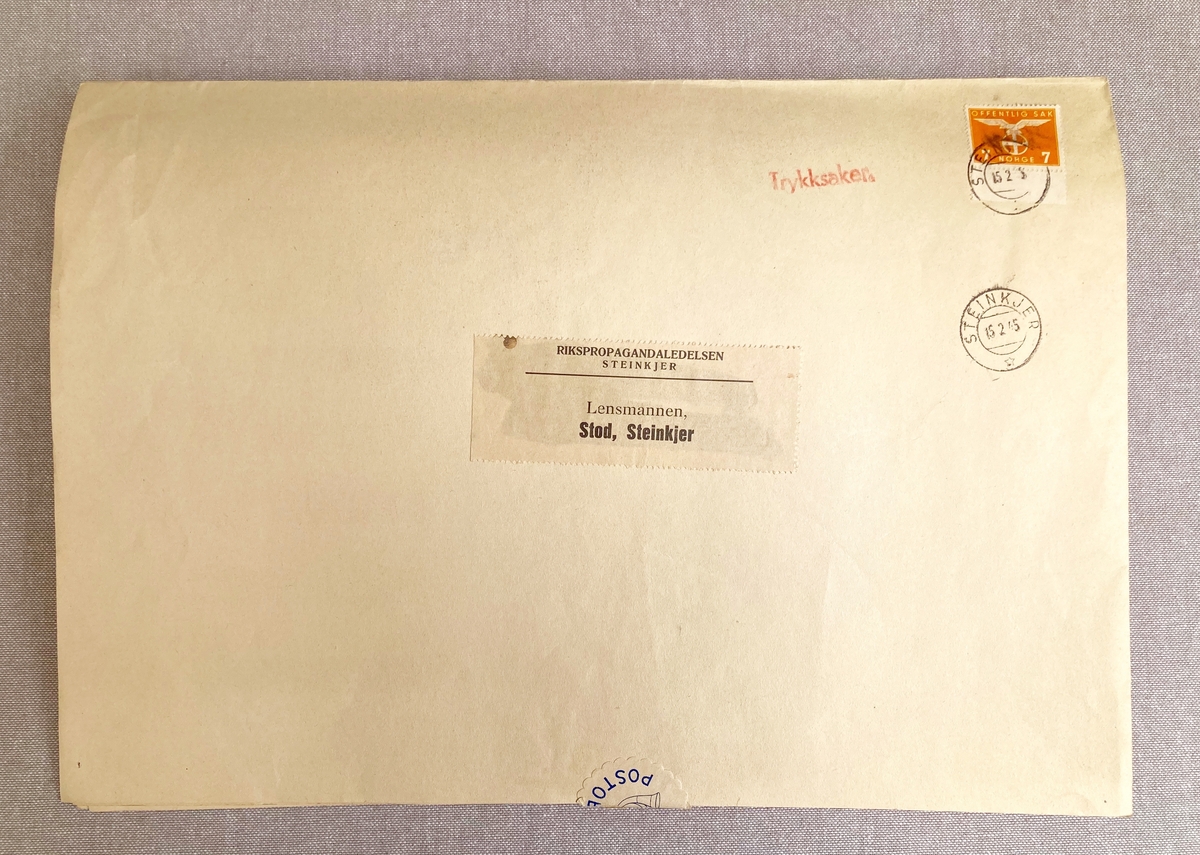 Propagandaplakat i farger. Plakaten er sammenbrettet og sendt til lensmannen i Stod fra rikspropagandaledelsen i Steinkjer. Adressen er skrevet direkte på baksiden, det er ikke benyttet konvolutt. Utstyrt med postoblat, frimerke og poststempel. Poststempel datert 05.02.1945.