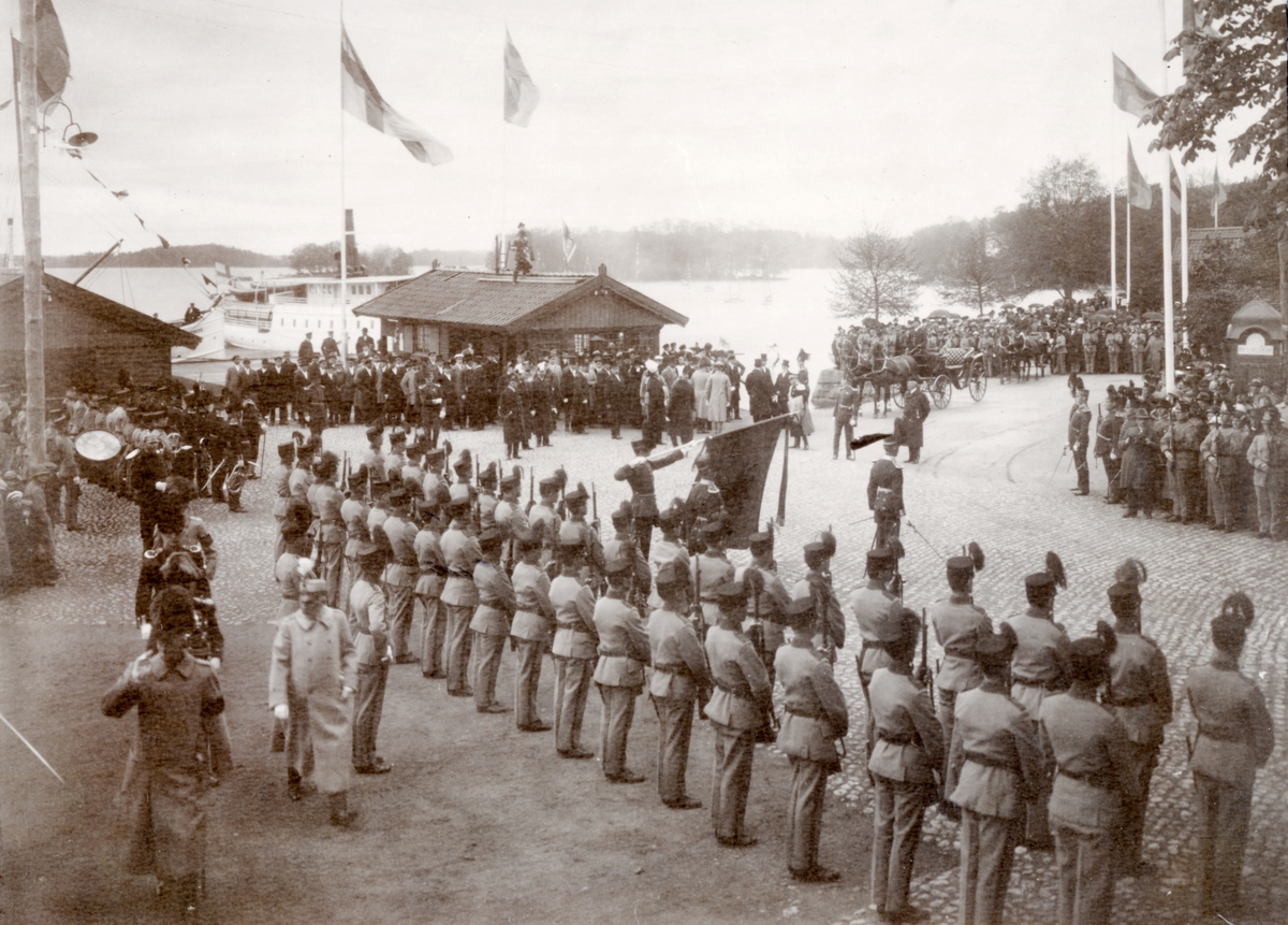 Strängnäs den 6 juni 1923

Bild 1
HM Konungen, prins Eugen och regementschefen passerar musikkåren.

Bild 2
De fortsätter här bakom hedersvakten.