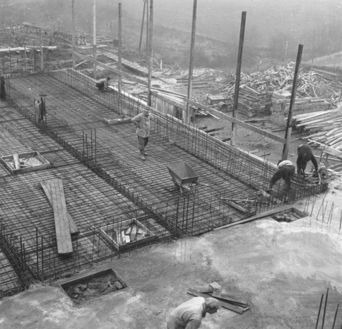 12 bilde frå bygginga av Bø mølle 1952-53.  Bygging av "lågbygget."  Først vart kornsiloen bygd, så dette bygget.  