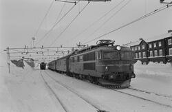 Elektrisk lokomotiv El 14 2176 med dagtoget fra Oslo Ø til B