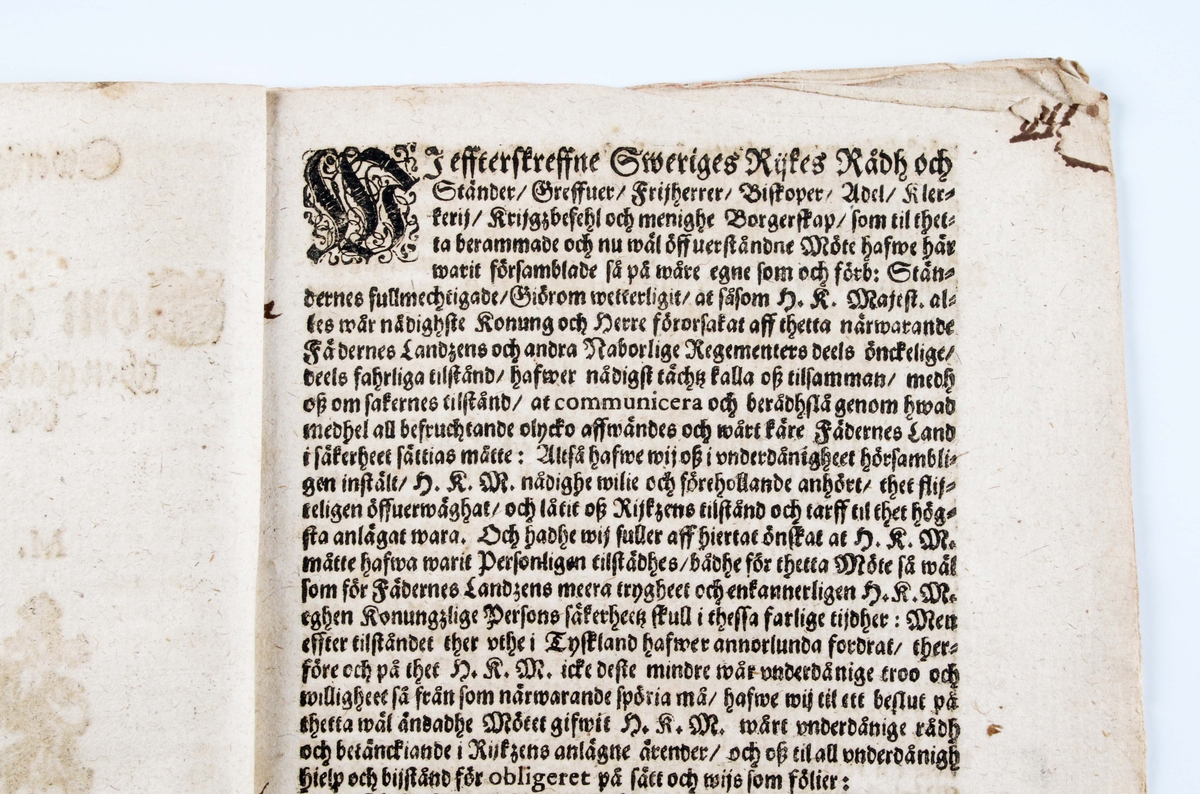 I form av 4 häftade pappersblad. Framsidan med tryckt text: "Sveriges Rikes Ständers Beslut, år M. DC. XXXI. (1631), samt riksvapnet. Tryckt i Stockholm aff Ignatio Maeurer".