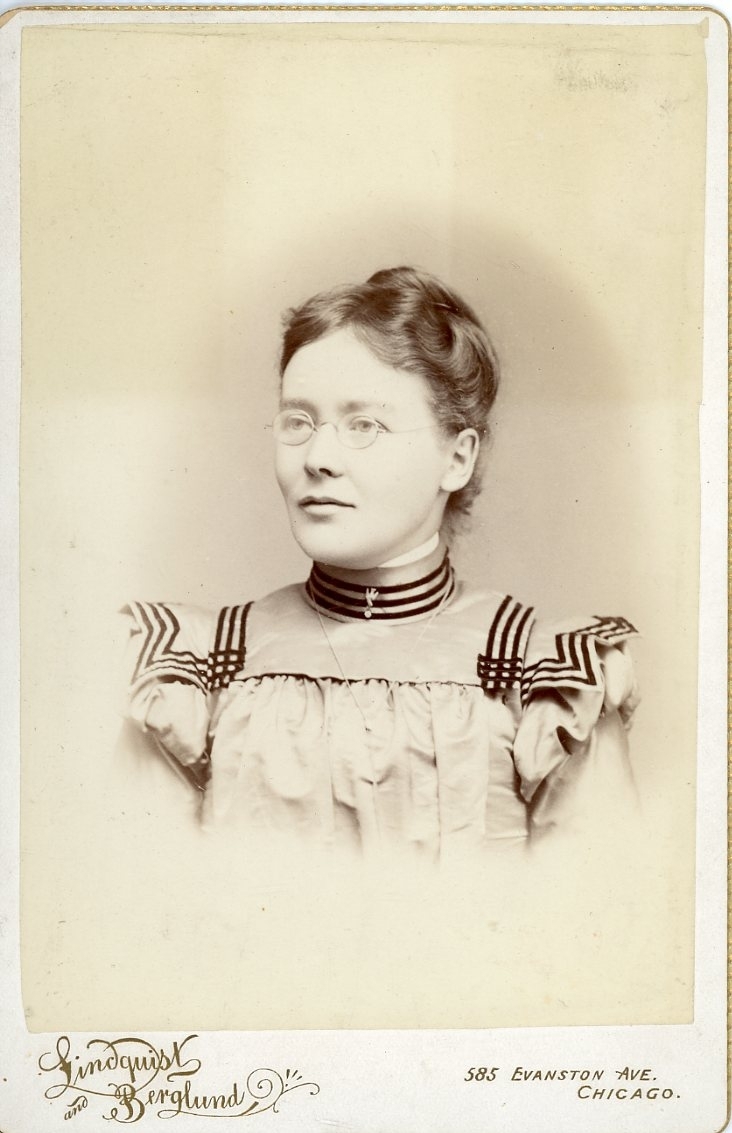 Kabinettsfotografi av en okänd ung kvinna med glasögon.
