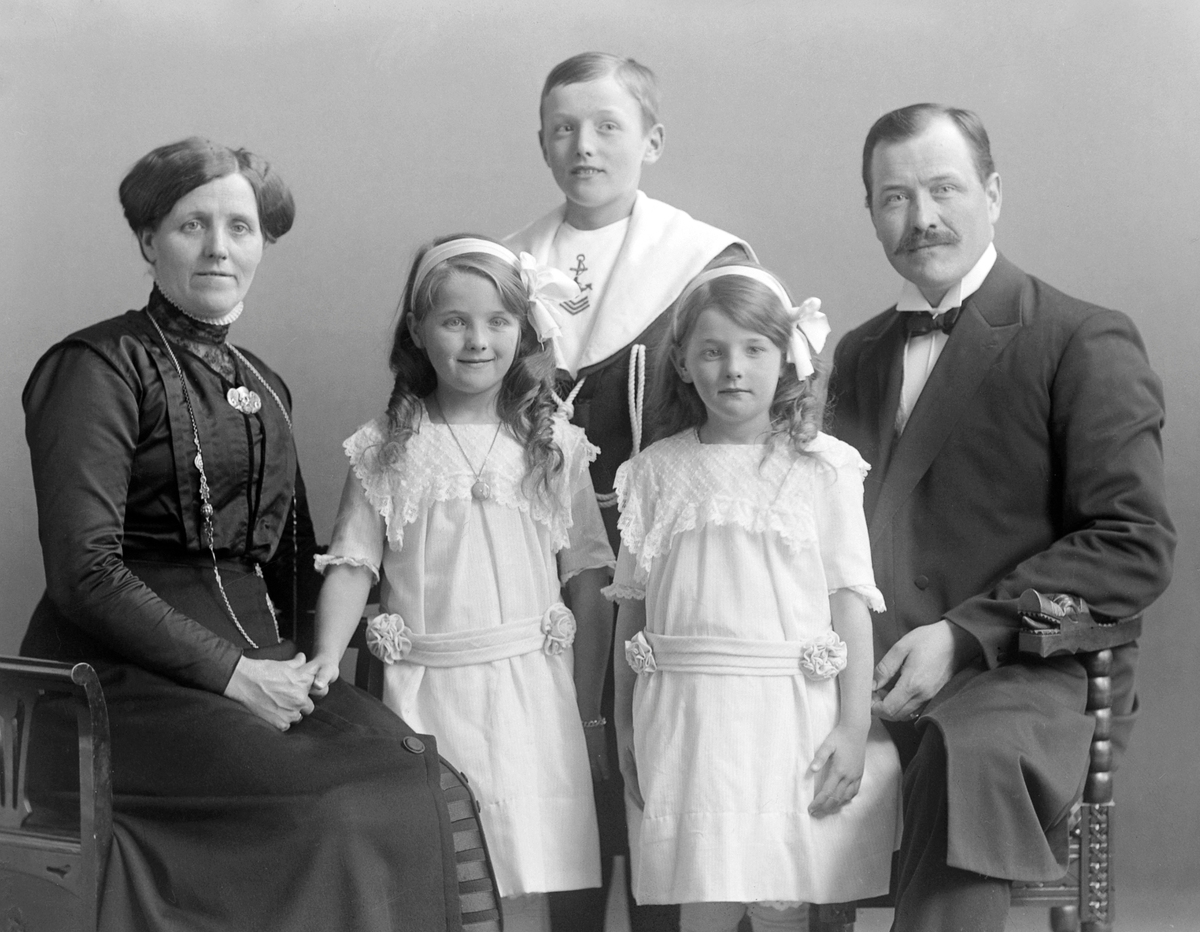 Alf Schrøder med familie. Martha, Eilif Leonard, Rakel, Svanhild Lovise Pieper og Alf Leonard Dominicus Pedersen Schrøder.