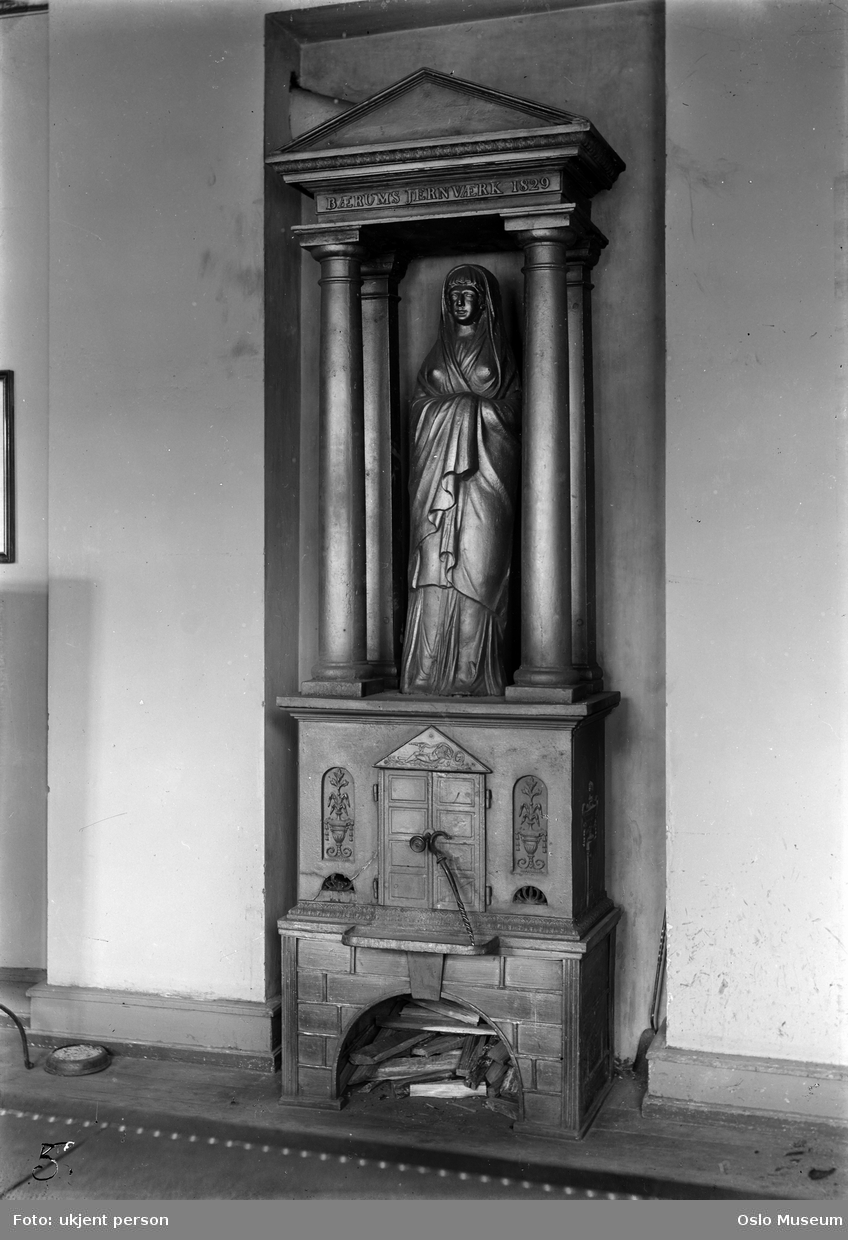 ovn, figurovn, tempelformet vestalinneovn fra Bærums Jernværk 1829