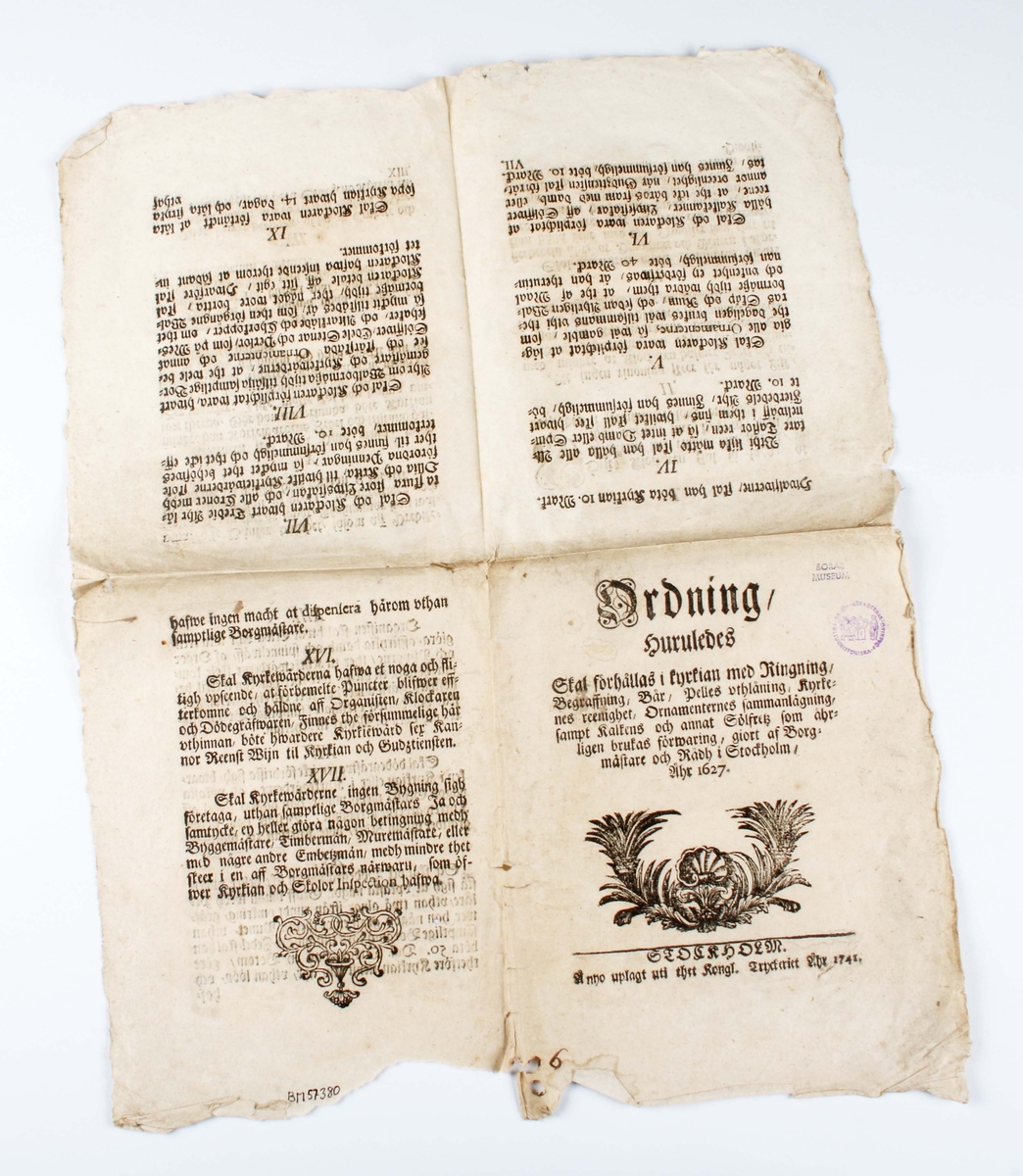 Stort pappersark vikt i fyra delar. Text på framsidan: "Ordning huruledes skall hållas i kyrkan med ringning, begravning, bår.......". Tryckt i Kongliga Tryckeriet i Stockholm, 1741.