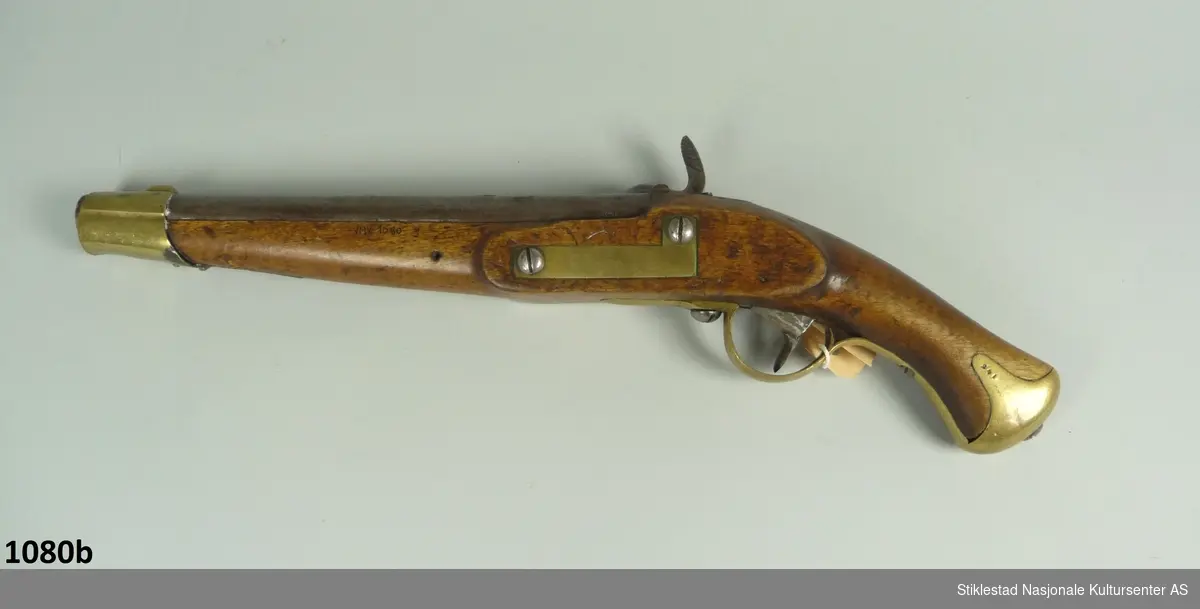 Artelleiets M/1831 ble i 1846 omgjort fra flintlås til perkusjon. Den nye pistolen fikk betegnelsen M/1835/46. Ved omgjøringen ble hane, pannedekke og ildstål, samt pannedekkelpannefjær fjerne. Det ble tilpasset en ny perkusjonshane, og løpet fikk påmontert en tannkloss. Tidligere skruehull ble plugget igjen. Løpet ble pusset ned og brunert noe som gjør at lite av den opplinnelige merkingen finnes.
 På grepet er beslag for å montere stokk se bilde
