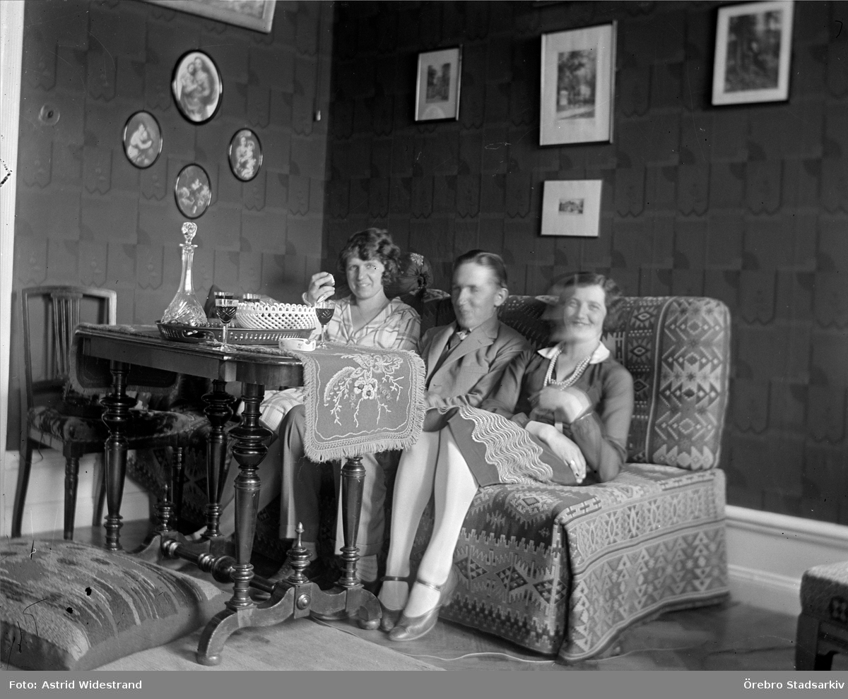 Familj i soffan

Från vänster: Stina Von Elern  född Widestrand 1900 i Viby, Hans Widestrand född 1903 i Viby, Alma