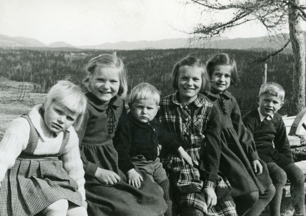 Barna til Klara og Halvor Hansson Torstveit, f.v Haldis, Bjørg, Halvor, Astrid, Aud og Hans.  To versjonar av bildet.
