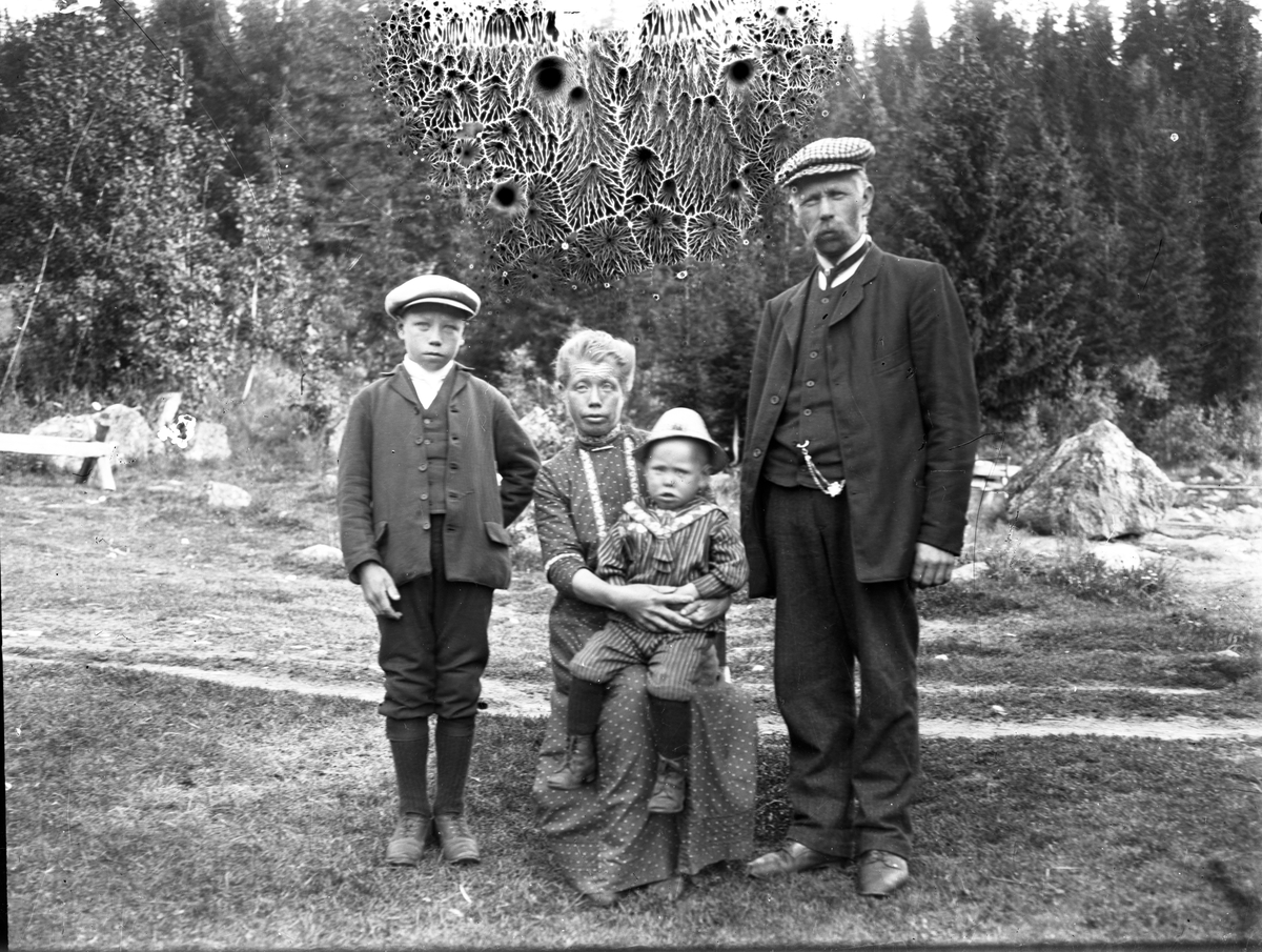 Gruppeportrett, Anders Isaksen (Romsdalen) f. 1873 og Marie Aslaksen (f. 1875) med barna Ingval Andersen (1899) og Hilmar Andersen (1911).

Fotosamling etter fotograf og skogsarbeider Ole Romsdalen (f. 23.02.1893).