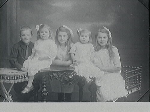 Syskonbild. Tandläkare Tideströms barn, fyra döttrar och en son.