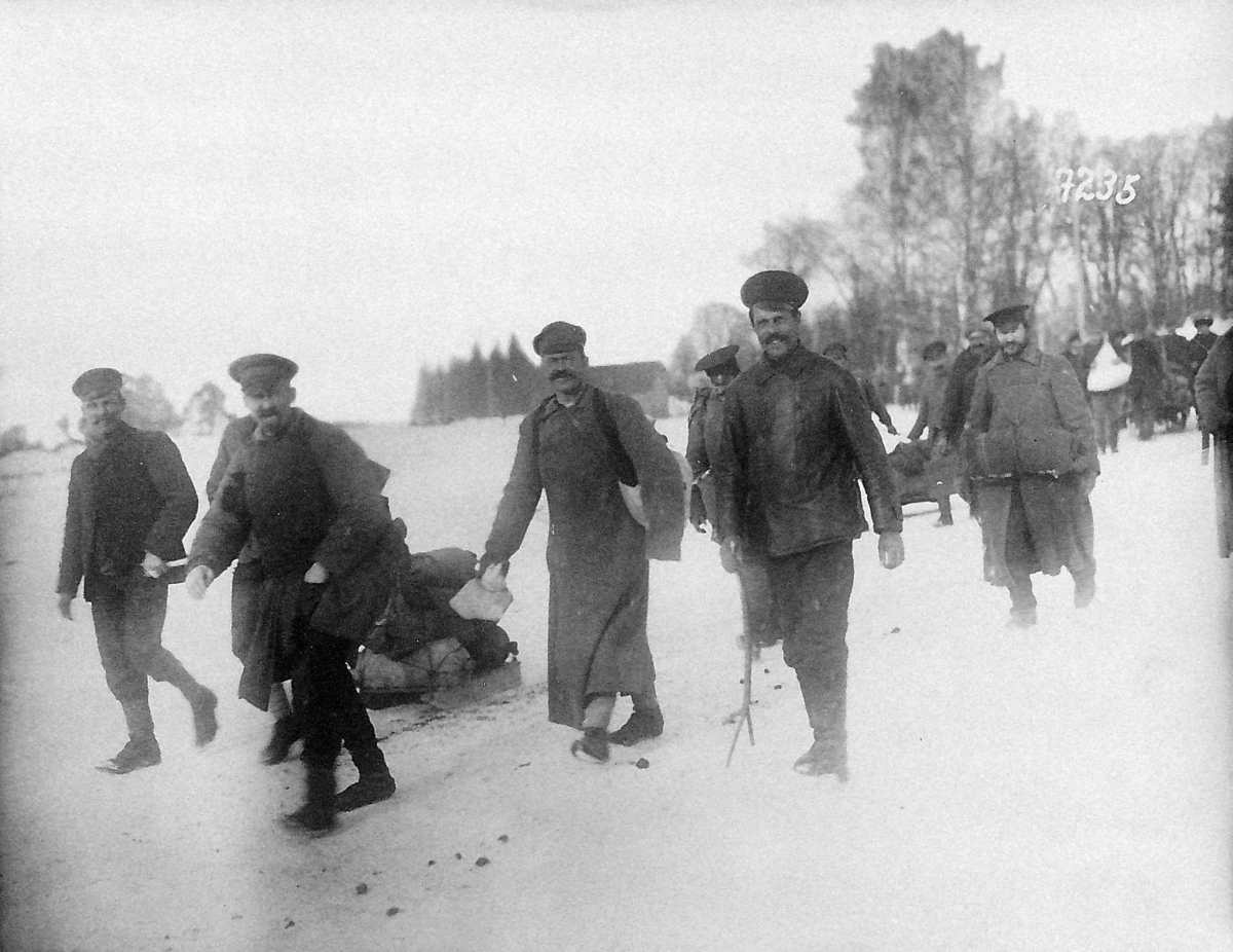 Ryska soldater som fått tillstånd att återvända till sina av tyskarna besatta hemorter.