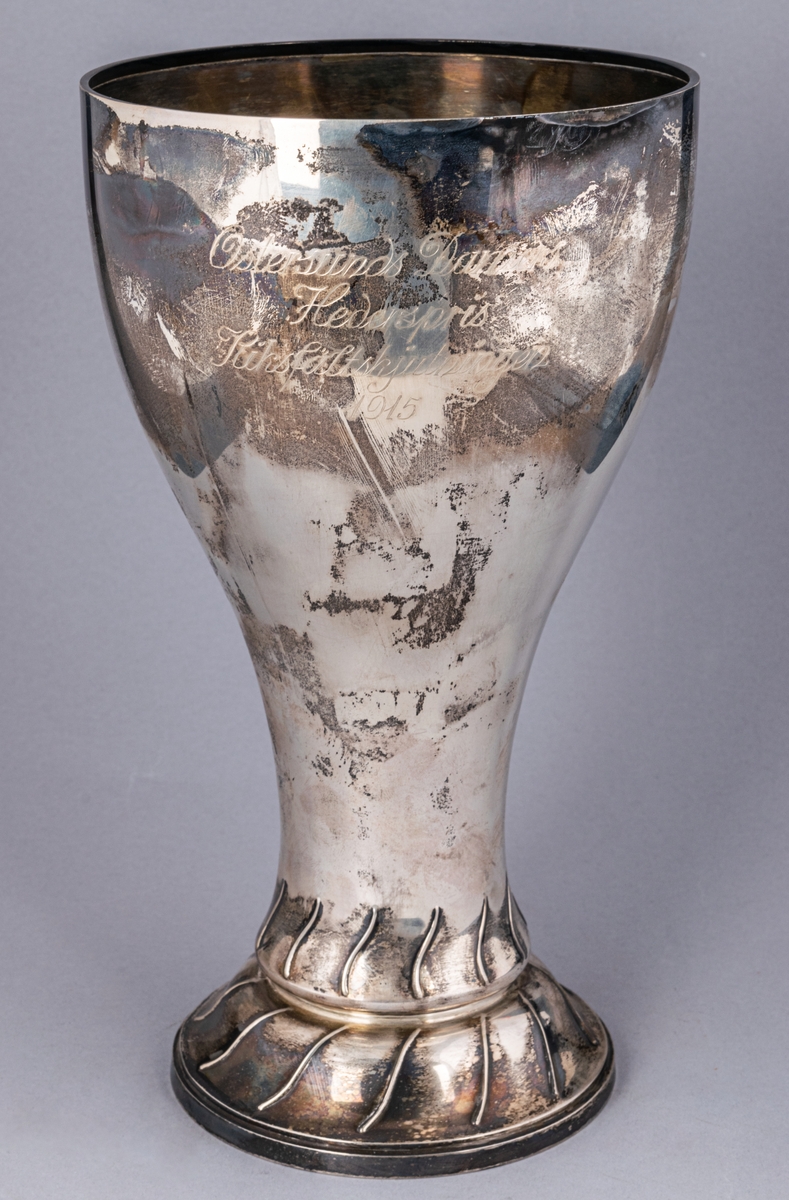 Pokal, silver, inskription: Östersunds Damers Hederspris Riksfältskjutningen 1915.