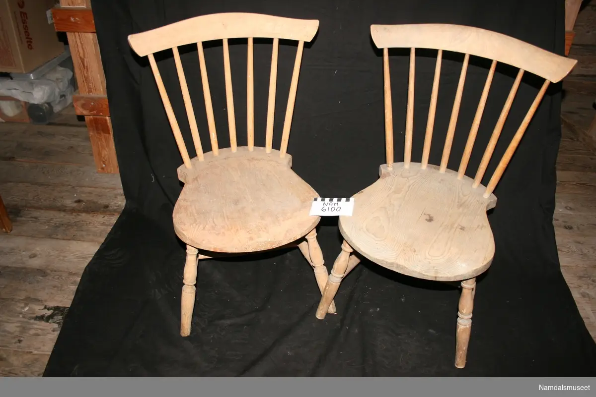 To pinnestoler med unormalt korte ben. Kan være tilpasset for å kunne brukes i en gamme.