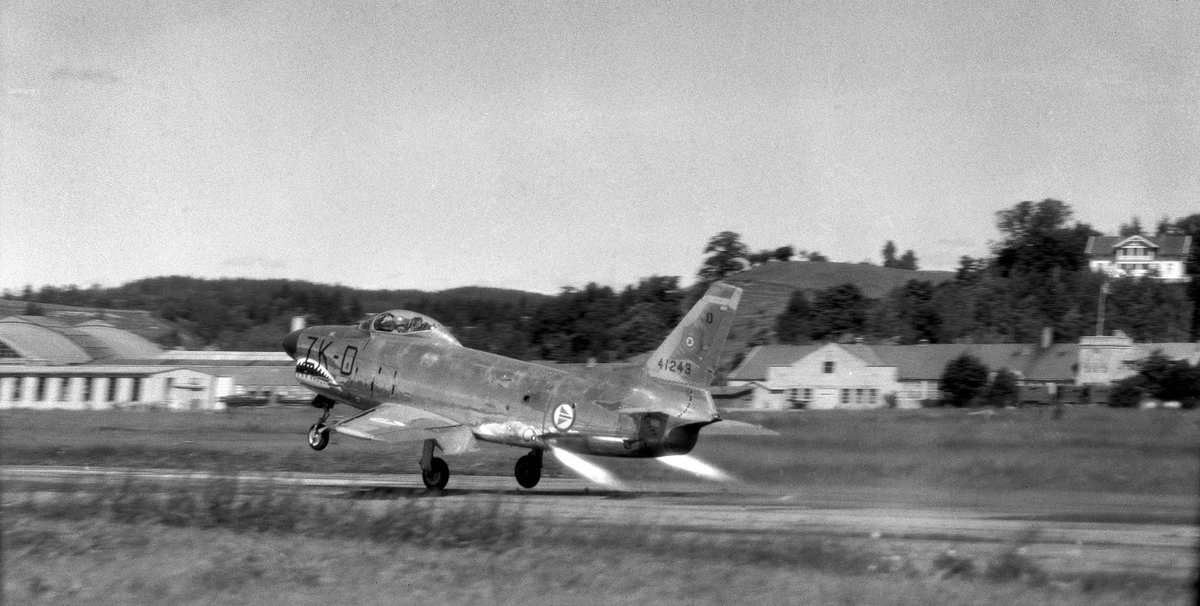 Kjeller. F-86K ZK-D tar av med JATO.