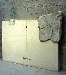 Storhamarlåven, Krusifiks av metall og en gravstein av marmo