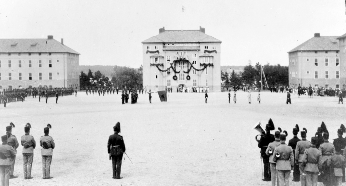 Strängnäs den 6 juni 1923

HM Konungen anländer till Södermanlands regemente.